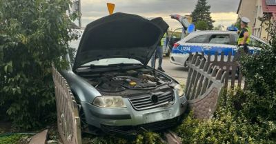 Kierowca uciekł przed kontrolą i uderzył w ogrodzenie